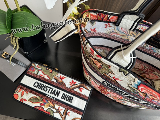 Dior专柜新款迪奥顶级原单圣诞菜篮子渐变刺绣手提女包 djfk1061